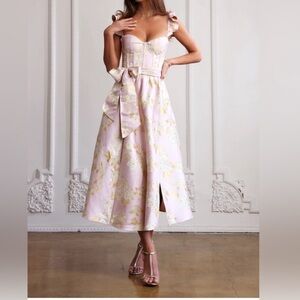 V. CHAPMAN THE VERA DRESS IN LIGHT LILAC BAROQUE FLORAL